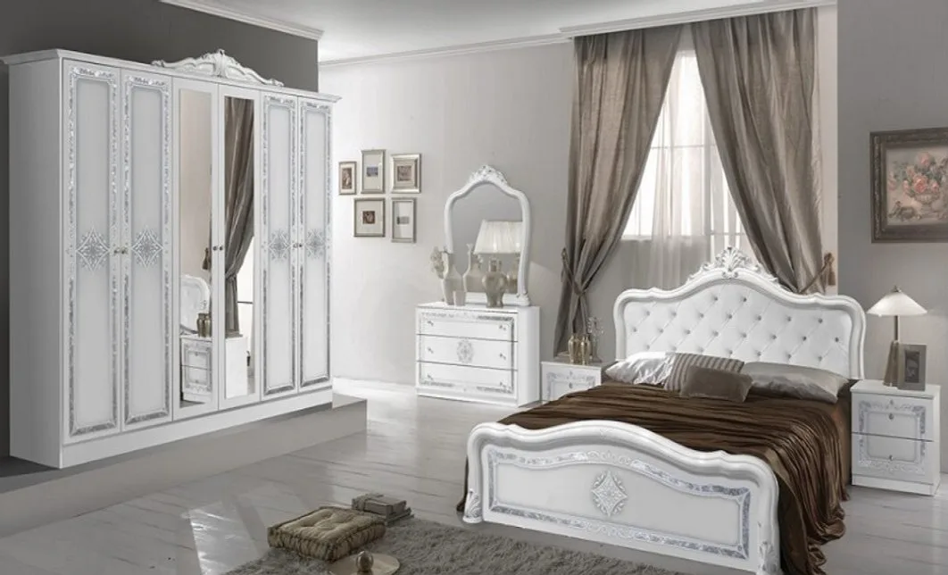 Dormitor matrimonial elegant cu culori calde și liniuțe